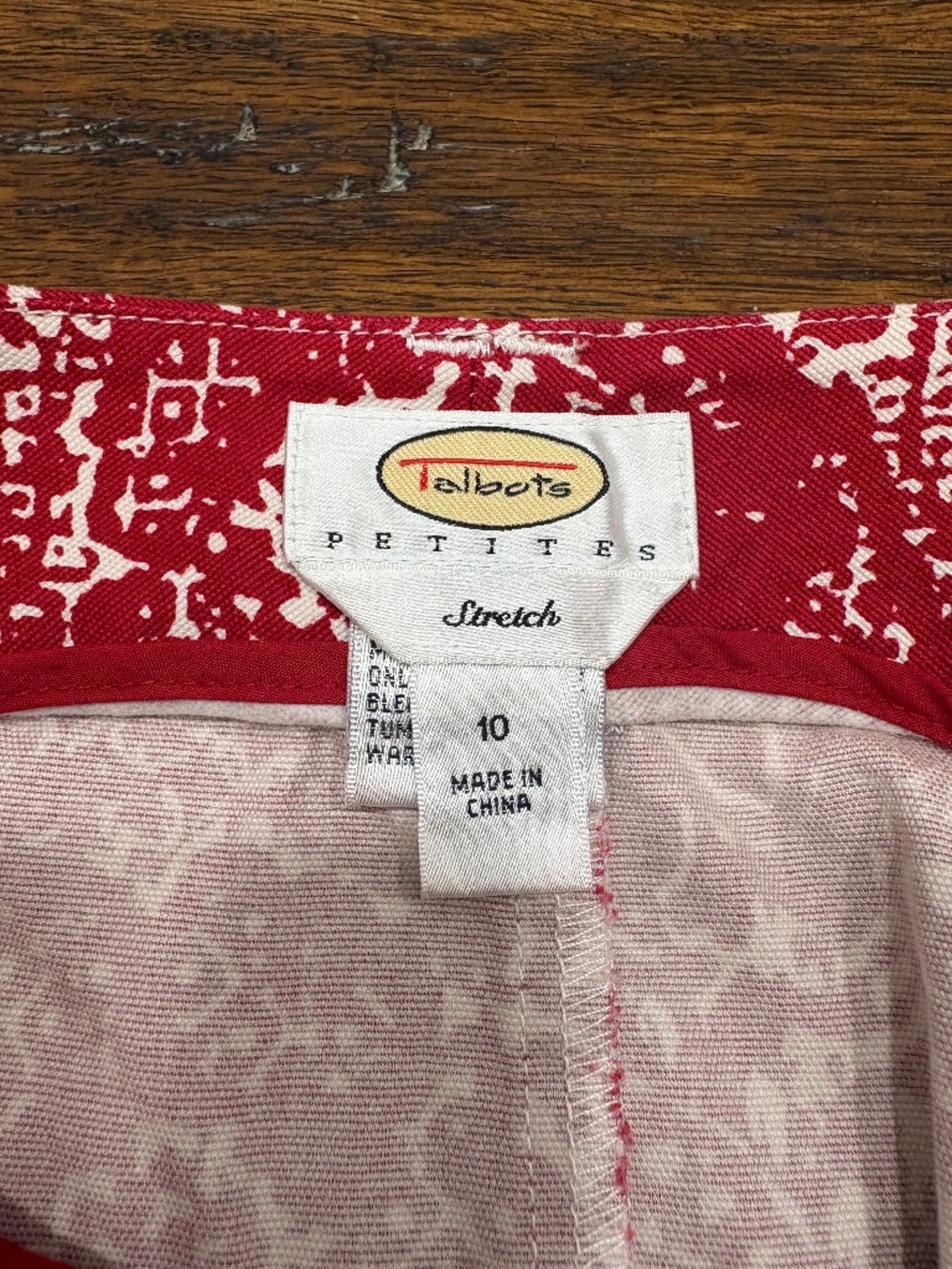 Talbots petites stretch skirt size 10, 21" full length, white and red pattern - Picture 5 of 6